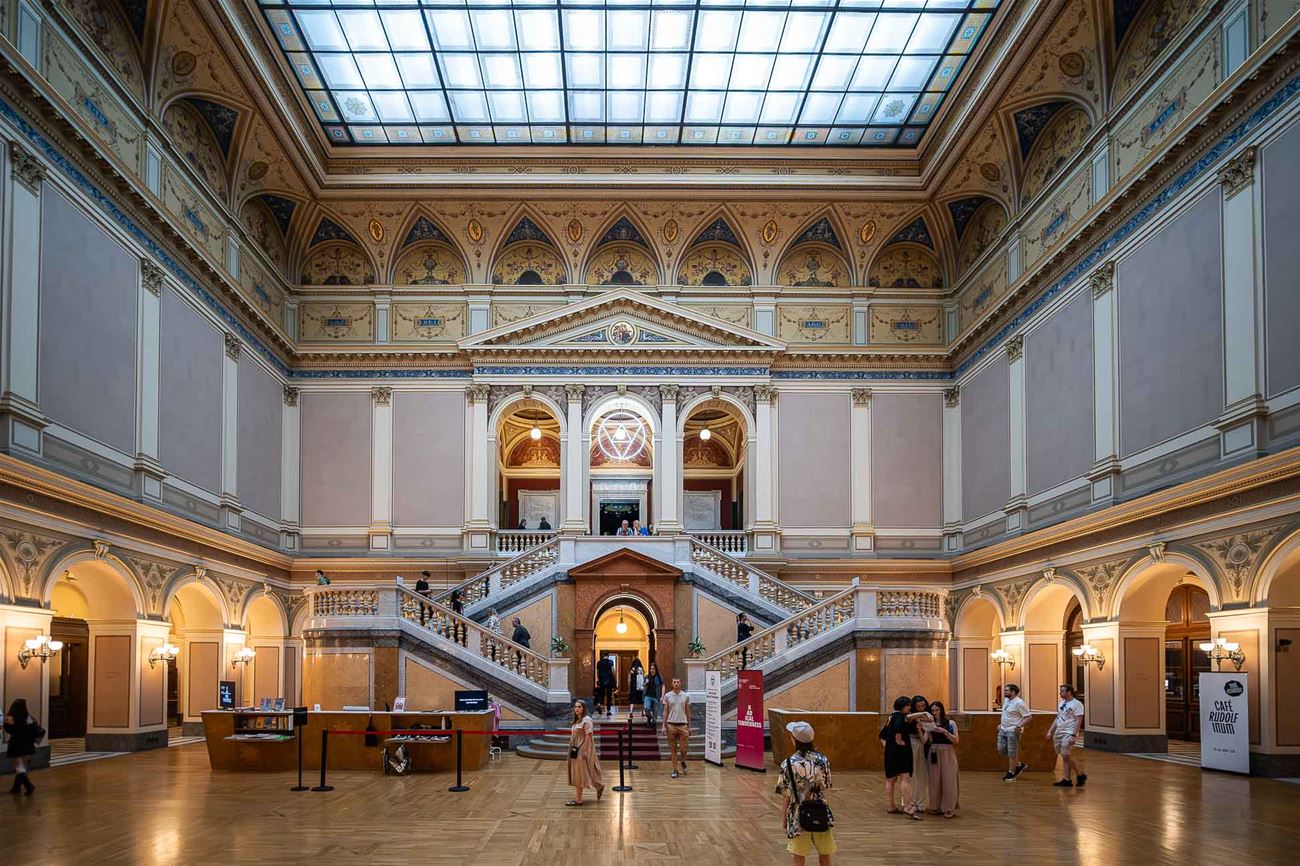 Rudolfinum – interior spaces with convectors